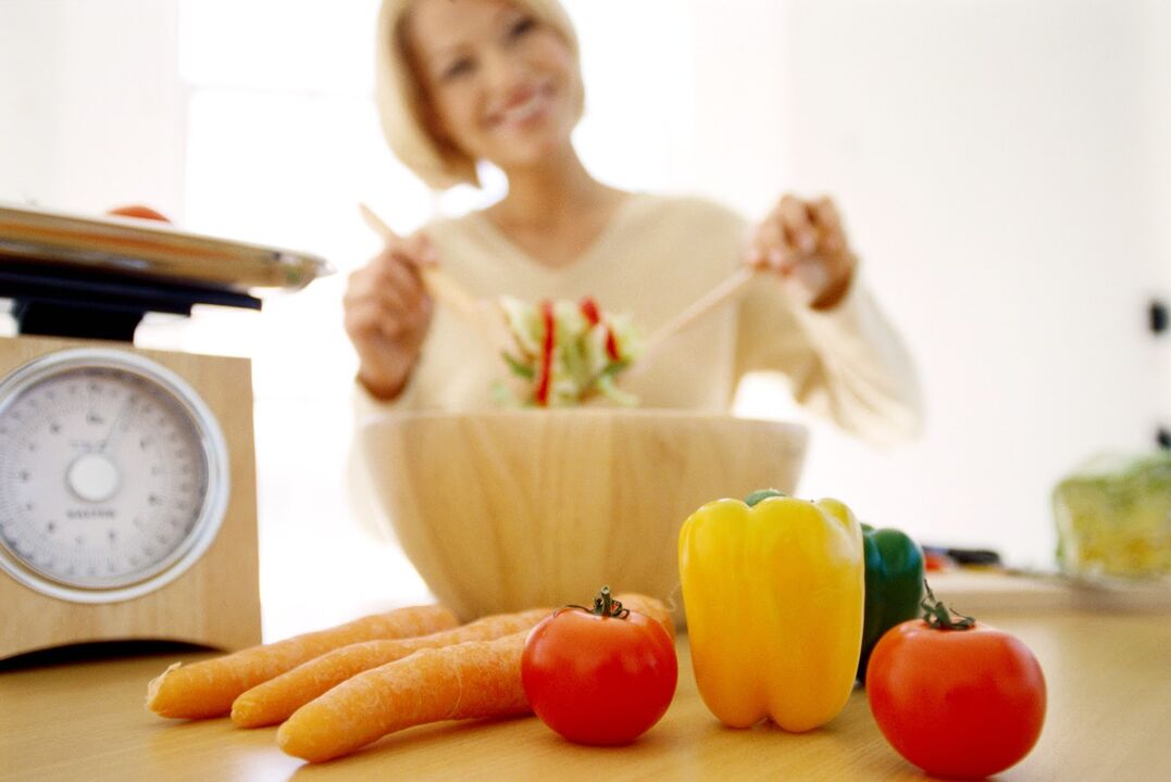 Una mujer con diagnóstico de diabetes prepara alimentos para una dieta