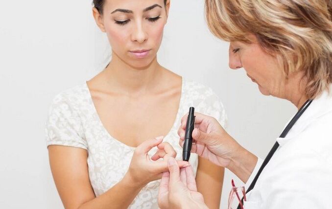 Antes de recetarle insulina, su médico realiza una prueba de azúcar en sangre.