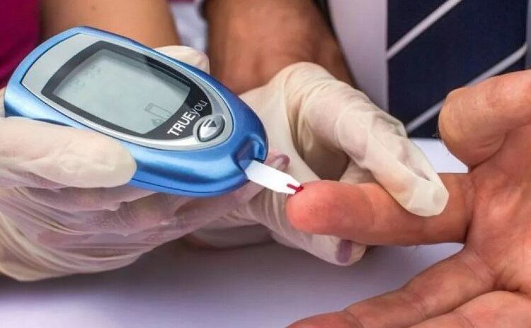 Una persona con factores de riesgo de diabetes debe hacerse análisis de sangre para determinar los niveles de glucosa.